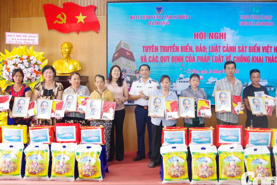 Hải đoàn 42 đồng hành cùng ngư dân Cà Mau