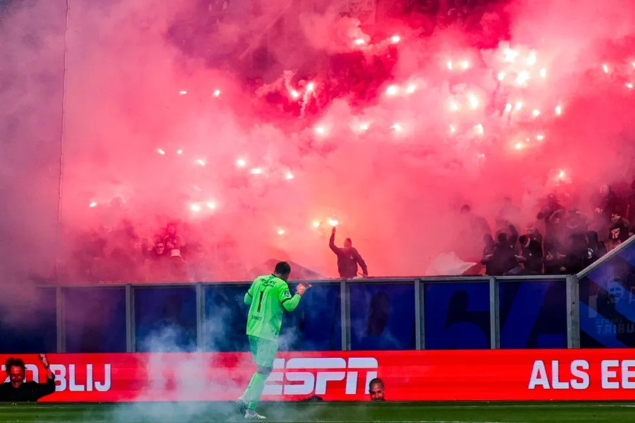 5 cổ động viên bị thương sau màn ném pháo sáng gây náo loạn trận Cambuur - Feyenoord