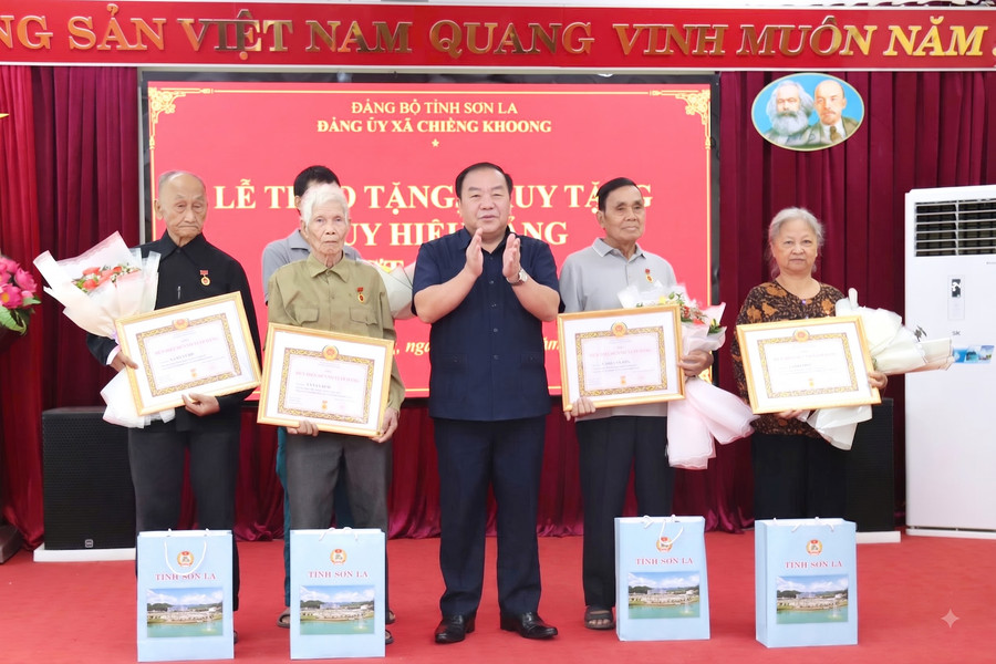 Chiềng Khoong - Sơn La: Trao tặng Huy hiệu Đảng cho 28 đảng viên
