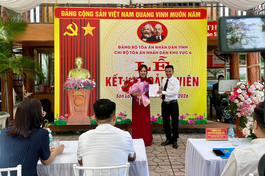 Chi bộ TAND khu vực 6 - Sơn La kết nạp đảng viên mới