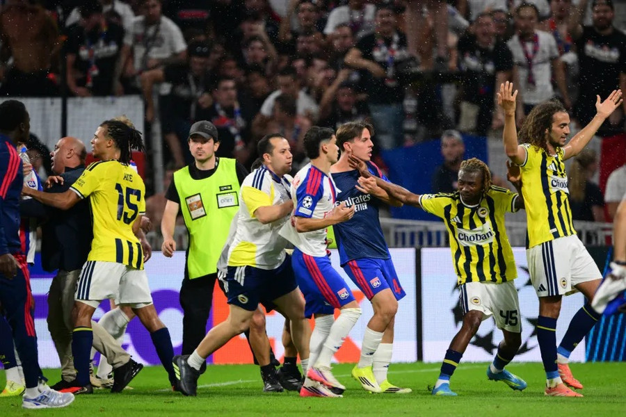 Ăn mừng khiêu khích, Guendouzi bị cầu thủ và nhân viên Lyon vây đánh