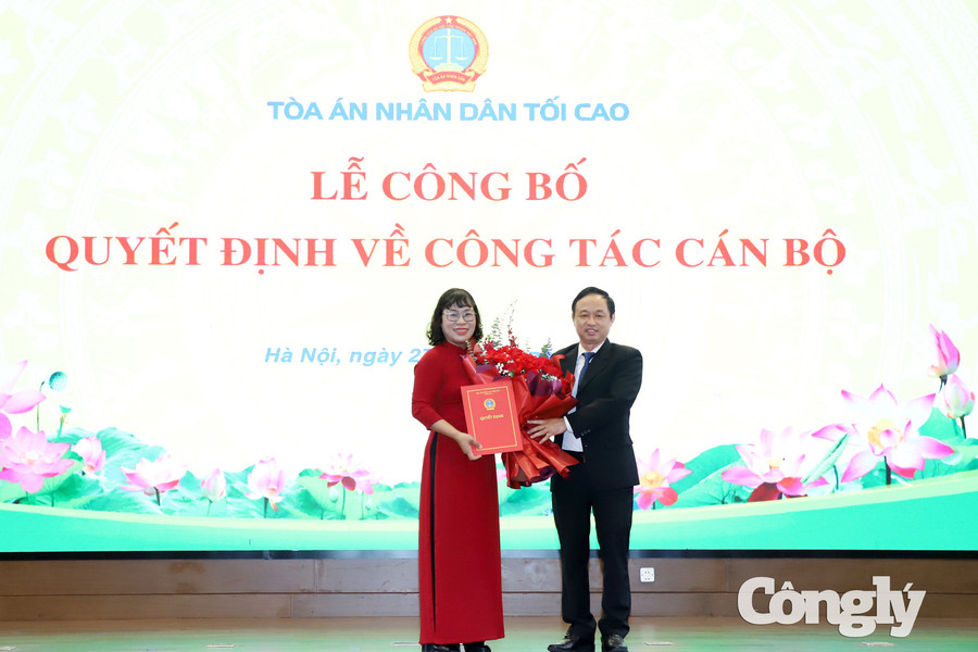 Trao Quyết định bổ nhiệm Phó Vụ trưởng Vụ Pháp chế và Quản lý khoa học TANDTC