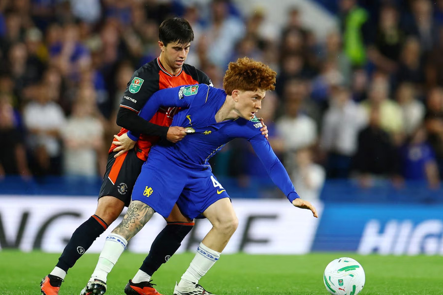 Cầu thủ Barco bị la ó dữ dội mỗi lần chạm bóng trong ngày ra mắt Chelsea