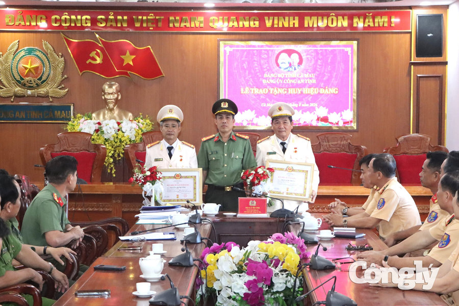 Dấu son cống hiến dưới cờ Đảng