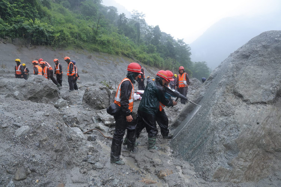 Kỳ tích giữa thảm họa lũ quét Nepal: Bé gái 6 tuổi sống sót sau nhiều ngày dưới đống đổ nát