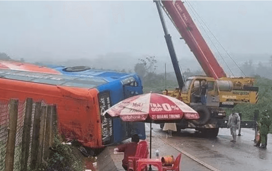 Thêm 3 nạn nhân tử vong trong vụ lật xe khách ở Gia Lai
