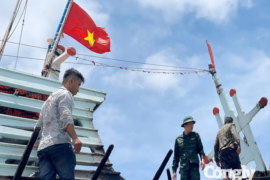 Kịp thời dập cháy tàu cá, ngăn lửa lan gần khu dân cư