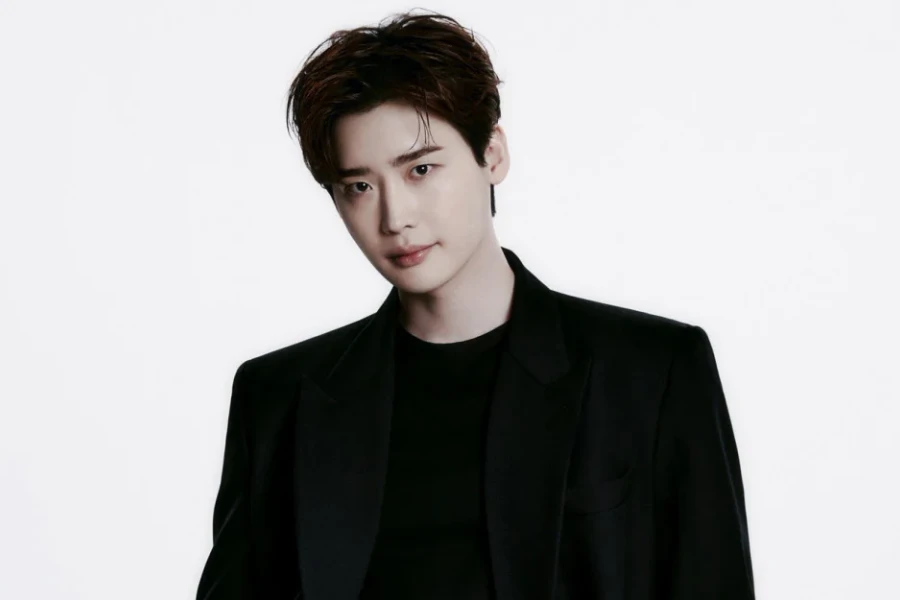 Lee Jong Suk bất ngờ rút khỏi bộ phim truyền hình mới do lịch quay bị thay đổi