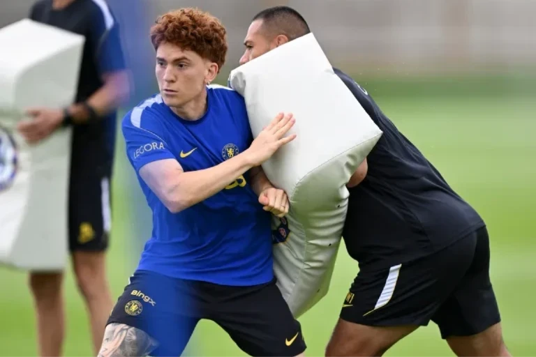 Chelsea tập luyện chiêu lạ trước đại chiến với Arsenal