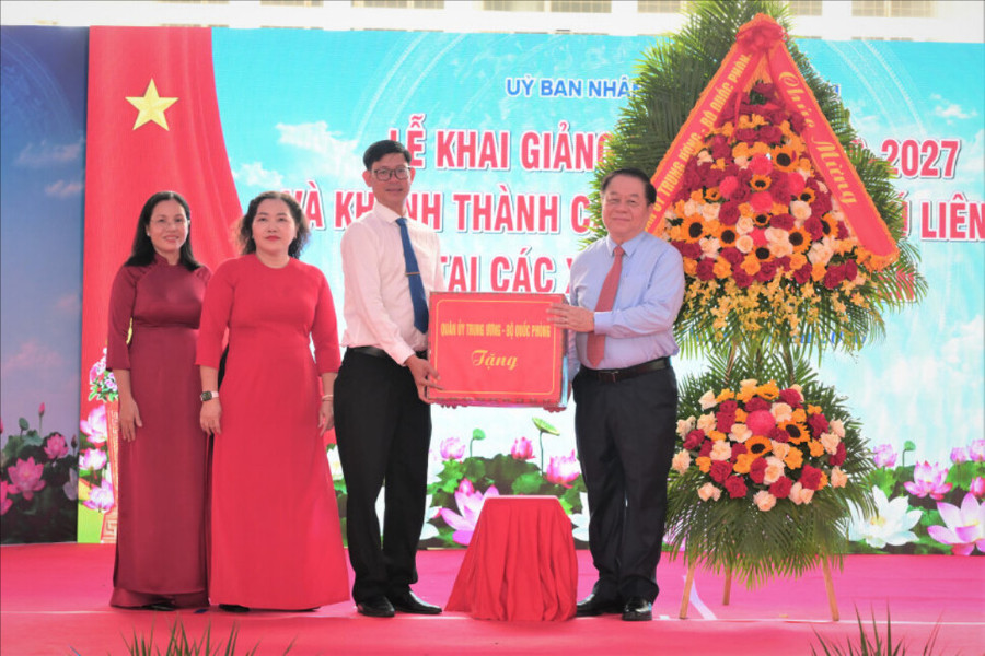 Đại tướng Nguyễn Trọng Nghĩa dự lễ khai giảng năm học mới ở Tây Ninh
