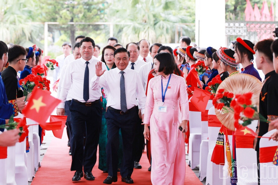 Thường trực Ban Bí thư Trần Cẩm Tú dự Khai giảng tại Trường PTDTNT tỉnh Bắc Ninh