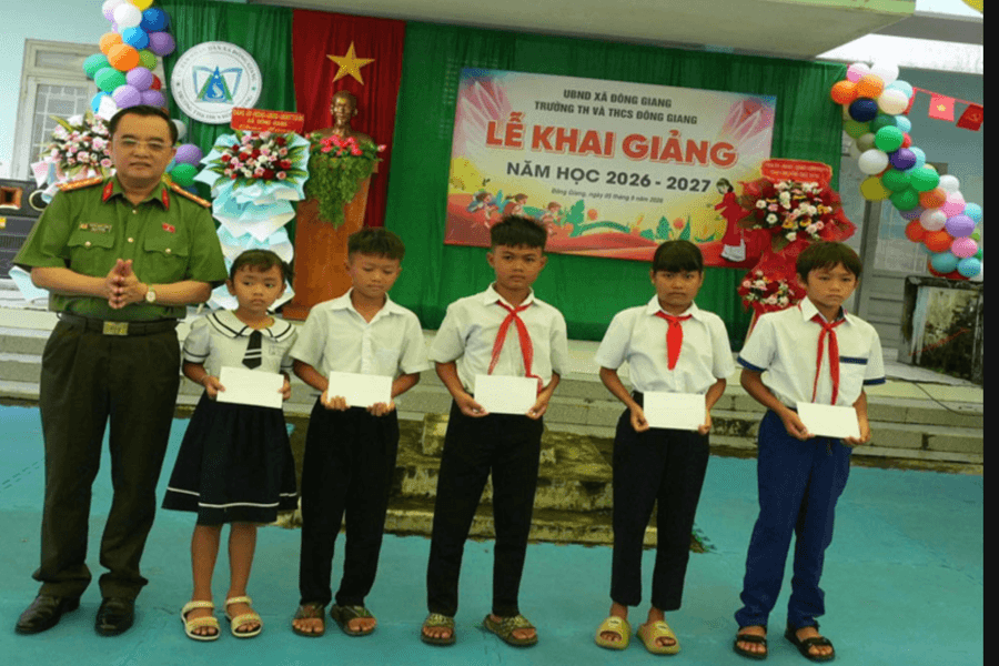 Tiếp sức học sinh khó khăn trong ngày khai giảng