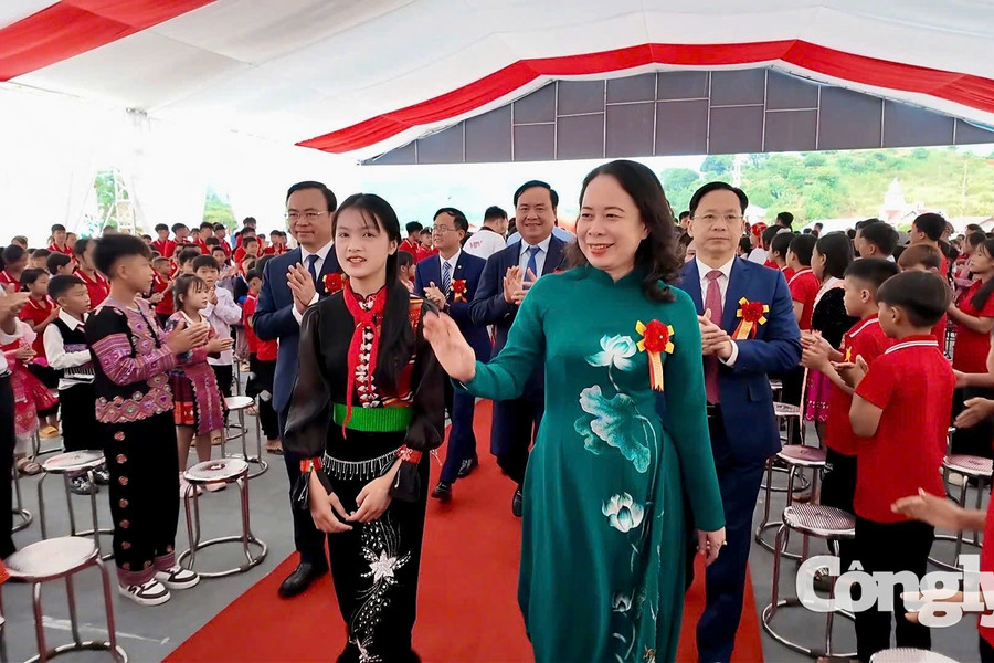 Phó Chủ tịch nước Võ Thị Ánh Xuân dự khai giảng tại Sơn La