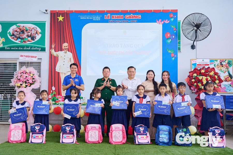 TAND TP.HCM trao quà “Tiếp bước em đến trường” tại Trường Tiểu học Kim Đồng
