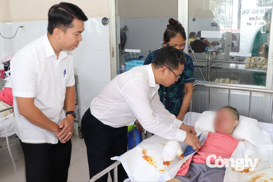 Thăm, hỗ trợ nạn nhân vụ cháy tại ki ốt rau