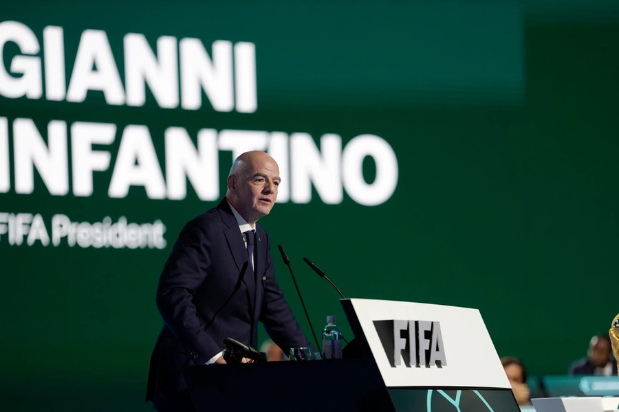 Infantino quyết giữ ghế FIFA giữa sức ép từ UEFA