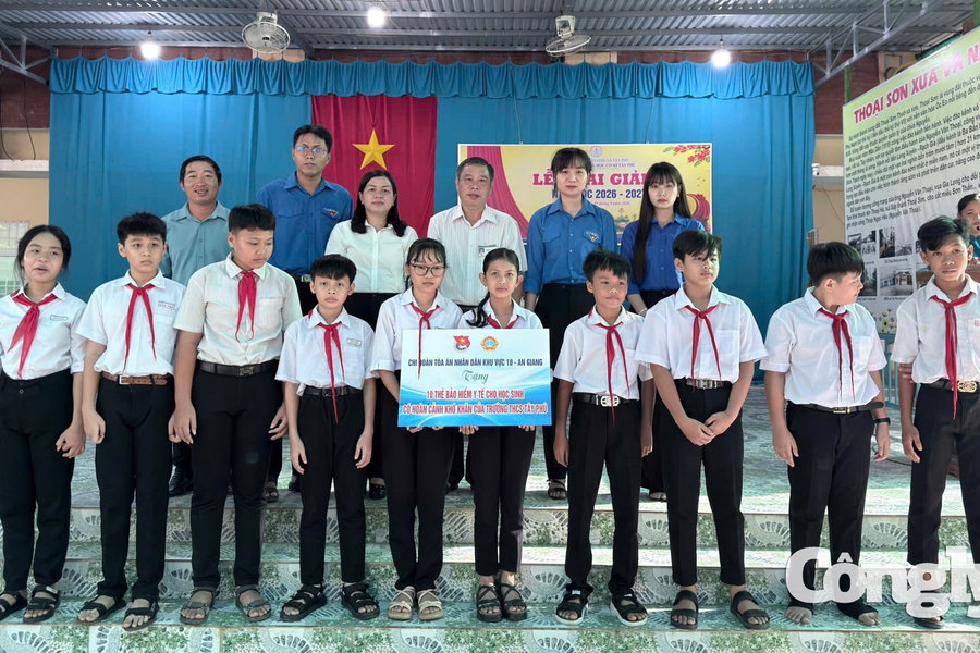Chi đoàn TAND khu vực 10 – An Giang trao tặng thẻ bảo hiểm y tế cho học sinh có hoàn cảnh khó khăn