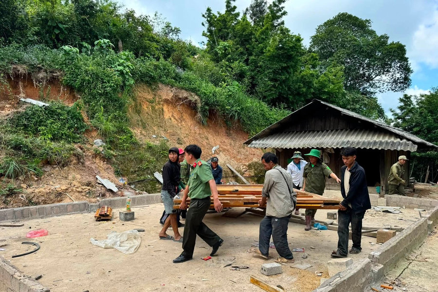 Sơn La: Công an xã Lóng Sập kịp thời hỗ trợ người dân di dời khỏi vùng nguy cơ sạt lở
