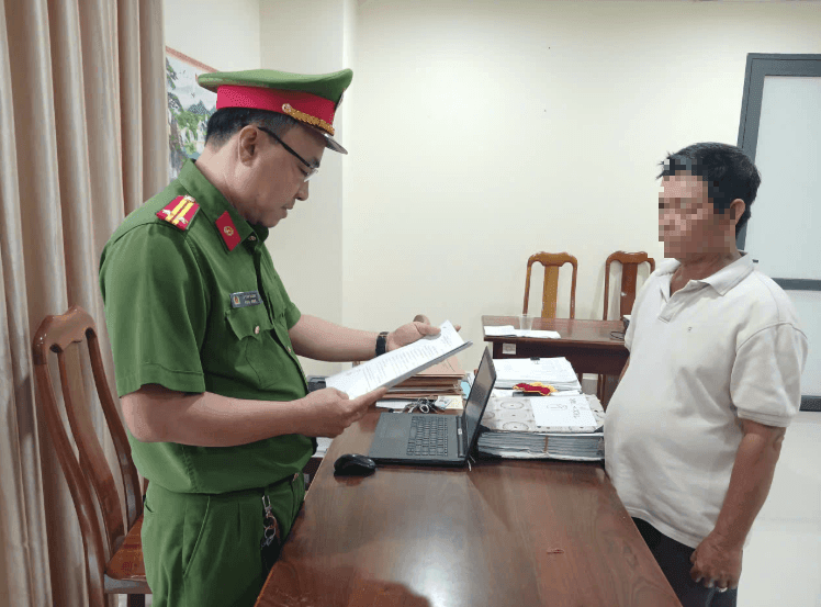Mua hóa đơn khống để hợp thức hóa cát lậu, một giám đốc bị khởi tố