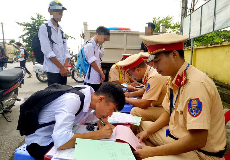 Hà Nội: 1.211 học sinh và phụ huynh bị xử lý vi phạm giao thông chỉ trong 7 ngày