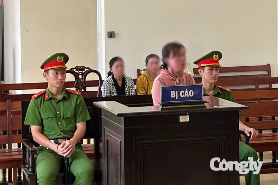 Cướp điện thoại vì nghi ngờ chuyện tình cảm