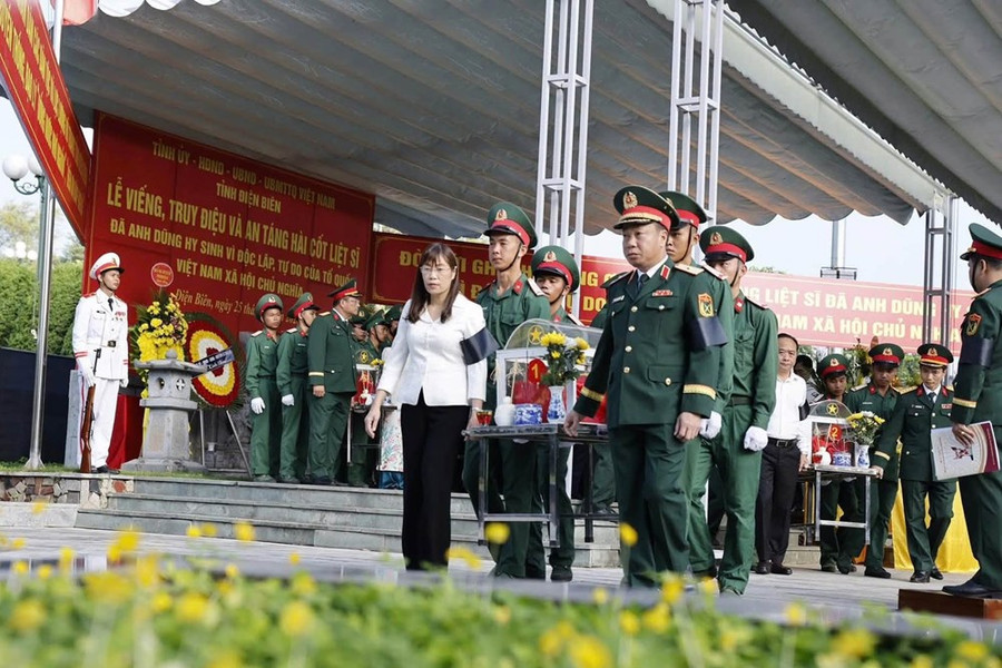 Đón 10 liệt sĩ trở về với đồng đội trên đất Điện Biên
