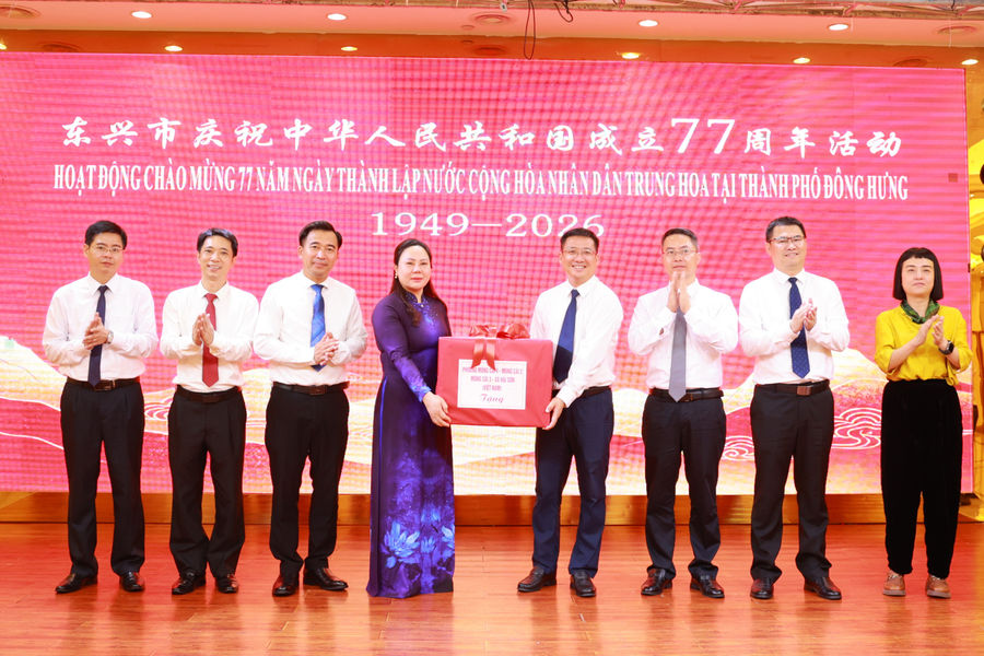 Đoàn đại biểu khu vực biên giới Móng Cái chúc mừng Quốc khánh Trung Quốc