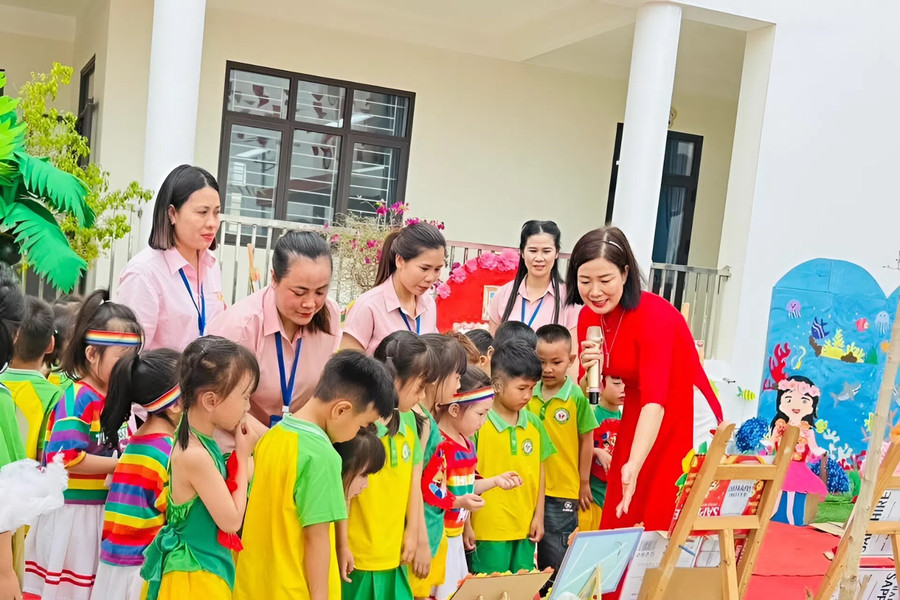 Bộ Nội vụ hướng dẫn chính sách cho viên chức giáo dục và cán bộ cơ sở
